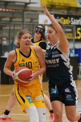 21.02.2021 - DBBL - inexio Royals Saarlouis - Xcyde Angels Noerdlingen - Basketball - Saarlouis - Basketball-Bundesliga ( DBBL , 18.Spieltag , Saison 2020 21 , inexio Saarlouis Royals (gelb) - Xcyde Angels Noerdlingen (blau) am 21.02.2021 in der Stadtgartenhalle Saarlouis . Im Bild Klaudija Perisa ( Saarlouis ) und Laken James ( Noerdlingen ) . Saarlouis Stadtgartenhalle Saarland Germany