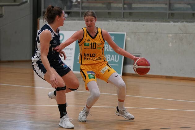 21.02.2021 - DBBL - inexio Royals Saarlouis - Xcyde Angels Noerdlingen - Basketball - Saarlouis - Basketball-Bundesliga ( DBBL , 18.Spieltag , Saison 2020 21 , inexio Saarlouis Royals (gelb) - Xcyde Angels Noerdlingen (blau) am 21.02.2021 in der Stadtgartenhalle Saarlouis . Im Bild Klaudija Perisa ( Saarlouis ) und Laura Geiseloeder ( Noerdlingen ) . Saarlouis Stadtgartenhalle Saarland Germany