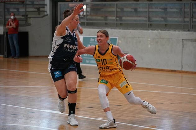 21.02.2021 - DBBL - inexio Royals Saarlouis - Xcyde Angels Noerdlingen - Basketball - Saarlouis - Basketball-Bundesliga ( DBBL , 18.Spieltag , Saison 2020 21 , inexio Saarlouis Royals (gelb) - Xcyde Angels Noerdlingen (blau) am 21.02.2021 in der Stadtgartenhalle Saarlouis . Im Bild Klaudija Perisa ( Saarlouis ) und Laura Geiseloeder ( Noerdlingen ) . Saarlouis Stadtgartenhalle Saarland Germany