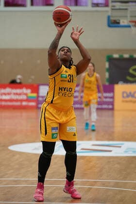 21.02.2021 - DBBL - inexio Royals Saarlouis - Xcyde Angels Noerdlingen - Basketball - Saarlouis - Basketball-Bundesliga ( DBBL , 18.Spieltag , Saison 2020 21 , inexio Saarlouis Royals (gelb) - Xcyde Angels Noerdlingen (blau) am 21.02.2021 in der Stadtgartenhalle Saarlouis . Im Bild Kellindra Zackery ( Saarlouis ) . Saarlouis Stadtgartenhalle Saarland Germany