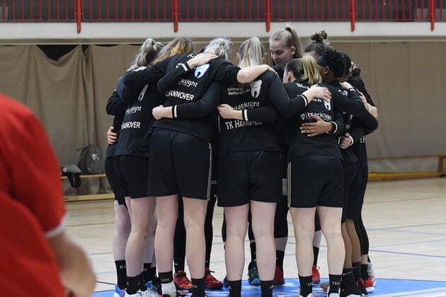 Basketball: Toyota 1. DBBL, 18. Spieltag, GiroLive-Panthers Osnabrück vs. TK Hannover am 21.02.2021 in der OSC-Halle in Osnabrück. Die Mannschaft von TK Hannover bildete vor dem Spiel einen Kreis. Osnabrück OSC-Halle Niedersachsen Deutschland