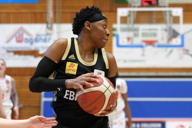 Basketball: Toyota 1. DBBL, 18. Spieltag, GiroLive-Panthers Osnabrück vs. TK Hannover am 21.02.2021 in der OSC-Halle in Osnabrück. Stephanie Gardner (TK Hannover) am Ball. Osnabrück OSC-Halle Niedersachsen Deutschland