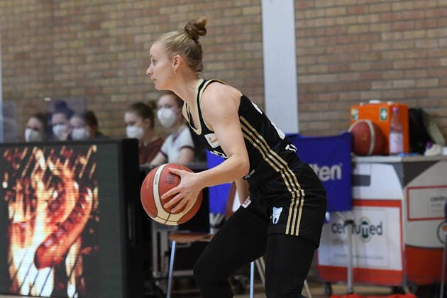 Basketball: Toyota 1. DBBL, 18. Spieltag, GiroLive-Panthers Osnabrück vs. TK Hannover am 21.02.2021 in der OSC-Halle in Osnabrück. Aliaksandra Tarasava (TK Hannover) am Ball. Osnabrück OSC-Halle Niedersachsen Deutschland