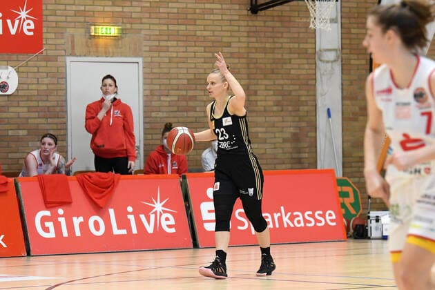 Basketball: Toyota 1. DBBL, 18. Spieltag, GiroLive-Panthers Osnabrück vs. TK Hannover am 21.02.2021 in der OSC-Halle in Osnabrück. Aliaksandra Tarasava (TK Hannover) am Ball. Osnabrück OSC-Halle Niedersachsen Deutschland