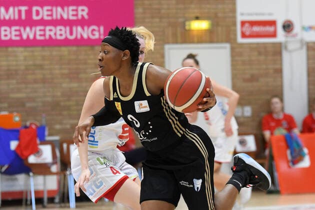 Basketball: Toyota 1. DBBL, 18. Spieltag, GiroLive-Panthers Osnabrück vs. TK Hannover am 21.02.2021 in der OSC-Halle in Osnabrück. Stephanie Gardner (TK Hannover) am Ball. Osnabrück OSC-Halle Niedersachsen Deutschland