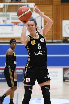 Basketball: Toyota 1. DBBL, 18. Spieltag, GiroLive-Panthers Osnabrück vs. TK Hannover am 21.02.2021 in der OSC-Halle in Osnabrück. Tessa Stammberger (TK Hannover) beim Freiwurf. Osnabrück OSC-Halle Niedersachsen Deutschland