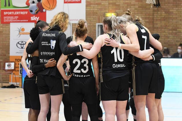 Basketball: Toyota 1. DBBL, 18. Spieltag, GiroLive-Panthers Osnabrück vs. TK Hannover am 21.02.2021 in der OSC-Halle in Osnabrück. Die Mannschaft von TK Hannover bildete nach dem Spiel einen Kreis. Osnabrück OSC-Halle Niedersachsen Deutschland