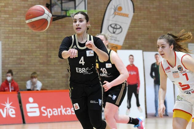 Basketball: Toyota 1. DBBL, 18. Spieltag, GiroLive-Panthers Osnabrück vs. TK Hannover am 21.02.2021 in der OSC-Halle in Osnabrück. Stavroulla Koniali (TK Hannover) am Ball. Osnabrück OSC-Halle Niedersachsen Deutschland