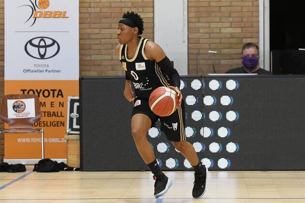 Basketball: Toyota 1. DBBL, 18. Spieltag, GiroLive-Panthers Osnabrück vs. TK Hannover am 21.02.2021 in der OSC-Halle in Osnabrück. Stephanie Gardner (TK Hannover) am Ball. Osnabrück OSC-Halle Niedersachsen Deutschland