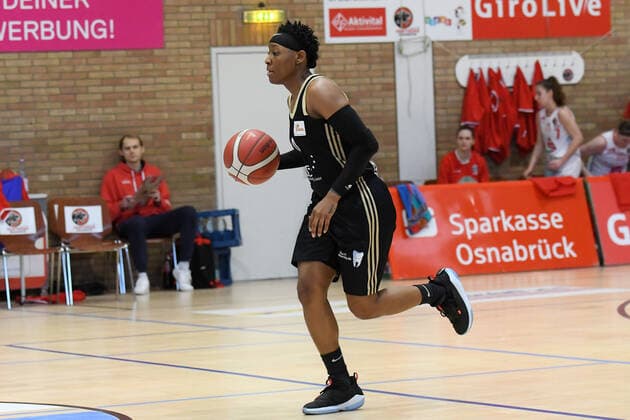 Basketball: Toyota 1. DBBL, 18. Spieltag, GiroLive-Panthers Osnabrück vs. TK Hannover am 21.02.2021 in der OSC-Halle in Osnabrück. Stephanie Gardner (TK Hannover) am Ball. Osnabrück OSC-Halle Niedersachsen Deutschland