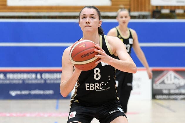 Basketball: Toyota 1. DBBL, 18. Spieltag, GiroLive-Panthers Osnabrück vs. TK Hannover am 21.02.2021 in der OSC-Halle in Osnabrück. Tessa Stammberger (TK Hannover) beim Freiwurf. Osnabrück OSC-Halle Niedersachsen Deutschland