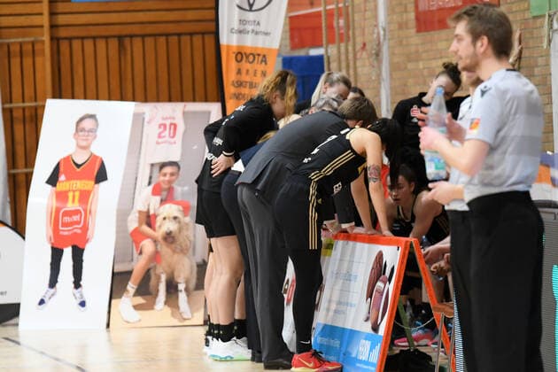 Basketball: Toyota 1. DBBL, 18. Spieltag, GiroLive-Panthers Osnabrück vs. TK Hannover am 21.02.2021 in der OSC-Halle in Osnabrück. Die Mannschaft von TK Hannover beim Time-Out. Osnabrück OSC-Halle Niedersachsen Deutschland