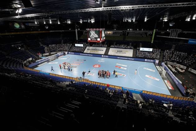 21.2.2021, Handball, Herren, 1.BL, Saison 2020 2021, THW Kiel - SC Magdeburg in Kiel Das Spiel findet wegen Corona ohne Zuschauer statt. Die Kieler haben Pappaufsteller auf die leeren Plätze gesetzt. Kiel Wunderino-Arena Schleswig-Holstein Deutschland *** 21 2 2021, Handball, Men, 1 BL, Season 2020 2021, THW Kiel SC Magdeburg in Kiel The match will take place without spectators because of Corona The Kielers have placed cardboard stand-ups on the empty seats Kiel Wunderino Arena Schleswig Holstein Germany.