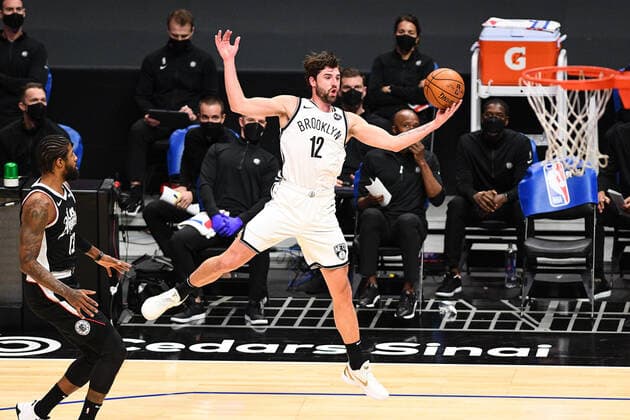 LOS ANGELES, CA - FEBRUARY 21: Brooklyn Nets Guard Joe Harris (12) tries to save the ball during a NBA, Basketball Herren, USA game between the Brooklyn Nets and the Los Angeles Clippers on February 21, 2021 at STAPLES Center in Los Angeles, CA. The game was played without fans due to the COVID-19 pandemic. (Photo by Brian Rothmuller Icon Sportswire) NBA: FEB 21 Nets at Clippers Icon210221003