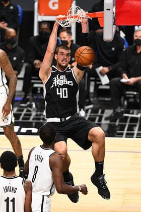 LOS ANGELES, CA - FEBRUARY 21: Los Angeles Clippers Center Ivica Zubac (40) dunks the ball during a NBA, Basketball Herren, USA game between the Brooklyn Nets and the Los Angeles Clippers on February 21, 2021 at STAPLES Center in Los Angeles, CA. The game was played without fans due to the COVID-19 pandemic. (Photo by Brian Rothmuller Icon Sportswire) NBA: FEB 21 Nets at Clippers Icon210221029