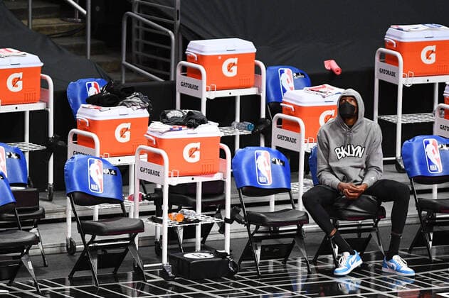 LOS ANGELES, CA - FEBRUARY 21: Brooklyn Nets Forward Kevin Durant looks on during a NBA, Basketball Herren, USA game between the Brooklyn Nets and the Los Angeles Clippers on February 21, 2021 at STAPLES Center in Los Angeles, CA. The game was played without fans due to the COVID-19 pandemic. (Photo by Brian Rothmuller Icon Sportswire) NBA: FEB 21 Nets at Clippers Icon210221031