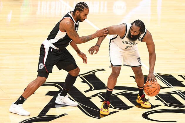 LOS ANGELES, CA - FEBRUARY 21: Brooklyn Nets Guard James Harden (13) is guarded closely by Los Angeles Clippers Forward Kawhi Leonard (2) during the NBA, Basketball Herren, USA game between the Brooklyn Nets and the Los Angeles Clippers on February 21, 2021 at STAPLES Center in Los Angeles, CA. The game was played without fans due to the COVID-19 pandemic. (Photo by Brian Rothmuller Icon Sportswire) NBA: FEB 21 Nets at Clippers Icon210221033