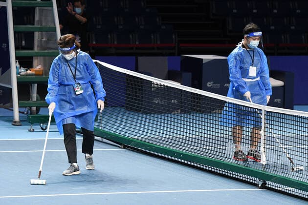 Sport Bilder des Tages (210222) -- SINGAPORE, Feb. 22, 2021 -- Workers clean the court before the men s singles first round match between Japan s Daniel Taro and India s Ramkumar Ramanathan at the Singapore Tennis Open in Singapore, Feb. 22, 2021. (Photo by Xinhua) (SP)SINGAPORE-TENNIS-SINGAPORE OPEN-MEN S SINGLES ThenxChihxWey 