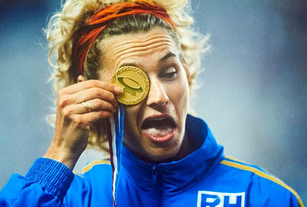 Heike HENKEL - Leichtathletik - Hochsprung - EM in Split mit Goldmedaille bei der Siegerehrung 31.8.1990