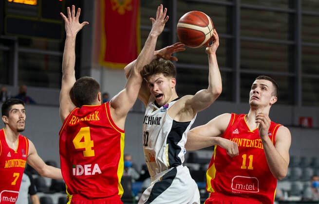 Sport Bilder des Tages Bennet Hundt of Germany, Igor Drobnjak of Montenegro, Marko Simonovic of Montenegro , FIBA EuroBasket 2022 Qualifiers, 22 Februar, 22.02.2021 Montenegro vs Deutschland, Basketball, FIBA EuroBasket 2022 Qualifiers, 20 Februar, 22.02.2021 Podgorica Copyright: xEIBNER NikolaxKrsticx EP_EER