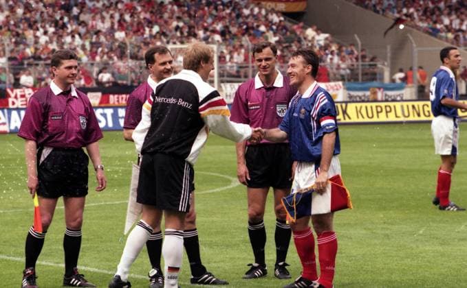Archivbilder der Woche SPORT KW08 01.06.96 Deutschland - Frankreich Deutschland, Stuttgart, 01.06.1996, FIFA, Länderspiel, DFB Deutschland - Frankreich (0:1): v.l. Jürgen Klinsmann (Deutschland), Didier Deschamps (Frankreich).