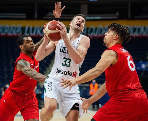 Sport Bilder des Tages (210223) -- VILNIUS, Feb. 23, 2021 -- Tomas Dimsa (C) of Lithuania competes during a FIBA EuroBasket 2022 qualifying basketball match between Lithuania and Denmark in Vilnius, Lithuania, on Feb. 22, 2021. (Photo by Xinhua) (SP)LITHUANIA-VILNIUS-BASKETBALL-FIBA EUROBASKET 2022 QUALIFIERS-LITHUANIA VS DENMARK AlfredasxPliadis 