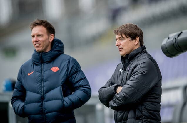 Leipzigs Trainer Julian Nagelsmann und Trainer Michael Oenning von Ujpest Budapest beim Anschwitzen von RB Leipzig vor dem Champions League Spiel gegen den FC Liverpool 16.02.2021, Szusza Ferenc Stadion in Budapest (Ungarn). Training CL RB Leipzig
