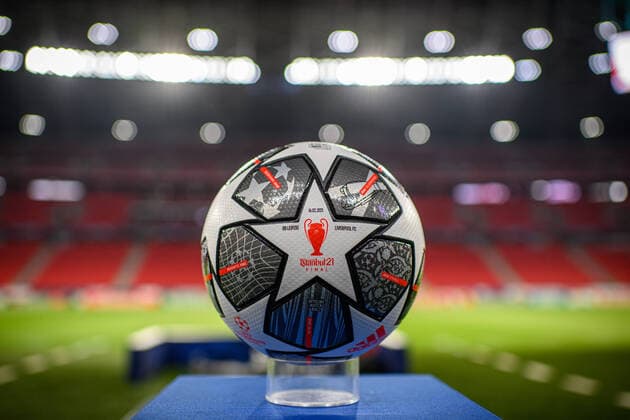 Innenansicht der Puskas Arena in Budapest mit dem offiziellen Spielball der UEFA Champions League auf der Stehle UEFA Champions League Achtelfinale, Hinspiel RB Leipzig - FC Liverpool 0:2 16.02.2021, Puskas Arena in Budapest (Ungarn). RB Leipzig - FC Liverpool