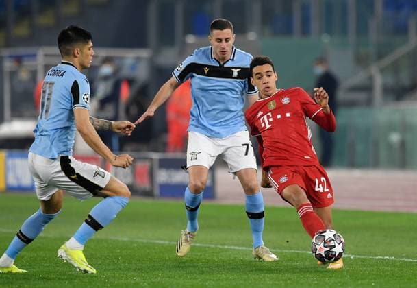 FUSSBALL CHAMPIONS LEAGUE SAISON 2020 2021 Achtelfinale Hinspiel 22.02.2021 Lazio Rom - FC Bayern Muenchen Jamal Musiala (re, FC Bayern Muenchen) gegen Andreas Pereira (Mitte, Lazio Rom) und Joaquin Correa (li, Lazio Rom)