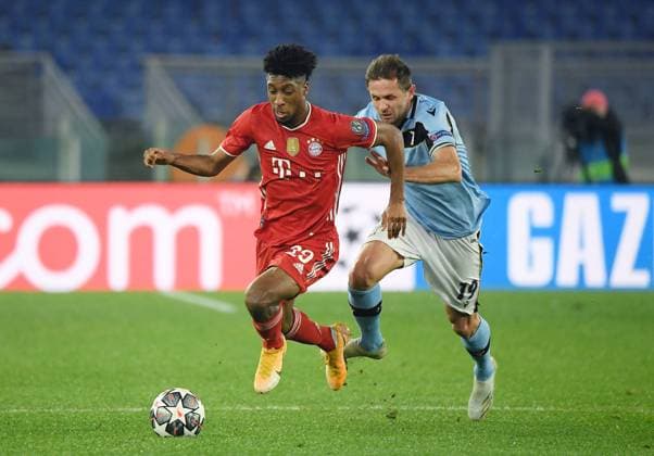 FUSSBALL CHAMPIONS LEAGUE SAISON 2020 2021 Achtelfinale Hinspiel 22.02.2021 Lazio Rom - FC Bayern Muenchen Kingsley Coman (li, FC Bayern Muenchen) gegen Senad Lulic (re, Lazio Rom)