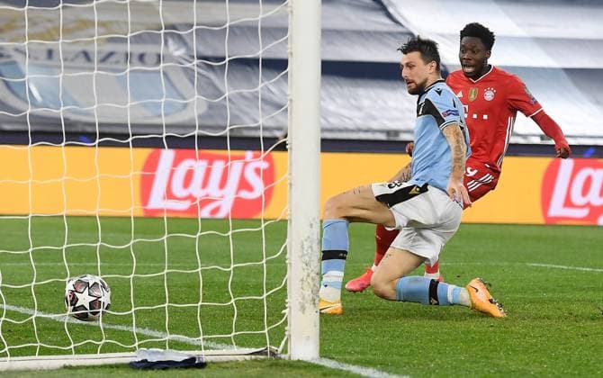 Sport Bilder des Tages FUSSBALL CHAMPIONS LEAGUE SAISON 2020 2021 Achtelfinale Hinspiel 23.02.2021 Lazio Rom - FC Bayern Muenchen Francesco Acerbi (Mitte, Lazio Rom) erzielt per das Tor zum 0-4 per Eigentor beobachtet von Alphonso Davies (re, FC Bayern Muenchen)