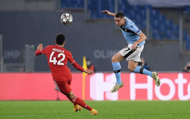 FUSSBALL CHAMPIONS LEAGUE SAISON 2020 2021 Achtelfinale Hinspiel 23.02.2021 Lazio Rom - FC Bayern Muenchen Jamal Musiala (li, FC Bayern Muenchen) gegen Adam Marusic (li, Lazio Rom)