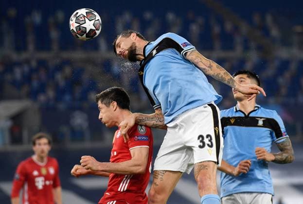 FUSSBALL CHAMPIONS LEAGUE SAISON 2020 2021 Achtelfinale Hinspiel 23.02.2021 Lazio Rom - FC Bayern Muenchen Francesco Acerbi (re, Lazio Rom) gegen Robert Lewandowski (li, FC Bayern Muenchen)