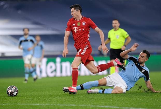 FUSSBALL CHAMPIONS LEAGUE SAISON 2020 2021 Achtelfinale Hinspiel 23.02.2021 Lazio Rom - FC Bayern Muenchen Robert Lewandowski (li, FC Bayern Muenchen) wird von Gonzalo Escalante (re, Lazio Rom) gefoult