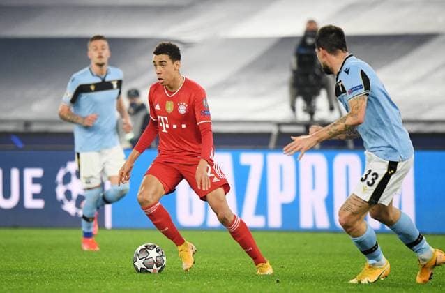 FUSSBALL CHAMPIONS LEAGUE SAISON 2020 2021 Achtelfinale Hinspiel 23.02.2021 Lazio Rom - FC Bayern Muenchen Jamal Musiala (li, FC Bayern Muenchen) am Ball gegen Francesco Acerbi (re, Lazio Rom)