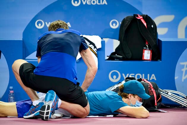 Jannik Sinner (Ita) soigne par le Kine de l ATP, Tennis Herren TENNIS : Open Sud de France 2021 - Montpellier - 24 02 2021 JBAutissier Panoramic 