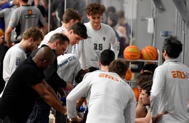 24.02.2021 - Basketball - Saison 2020 2021 - 2. Bundesliga Pro-A - 10. Spieltag: Nürnberg Falcons Basketball Club NBC - Uni Baskets Paderborn - - Ralph Junge ( Trainer Geschäftsführer Headcoach Nürnberg Falcons BC NBC ) spricht zu Mannschaft Team