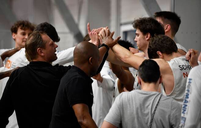 24.02.2021 - Basketball - Saison 2020 2021 - 2. Bundesliga Pro-A - 10. Spieltag: Nürnberg Falcons Basketball Club NBC - Uni Baskets Paderborn - - Ralph Junge ( Trainer Geschäftsführer Headcoach Nürnberg Falcons BC NBC ) und Mannschaft Team Nürnberg - Huddle Teamgeist