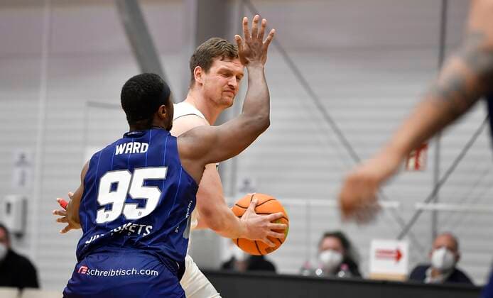 24.02.2021 - Basketball - Saison 2020 2021 - 2. Bundesliga Pro-A - 10. Spieltag: Nürnberg Falcons Basketball Club NBC - Uni Baskets Paderborn - - Demetrius Ward (95, Uni Baskets Paderborn ) Moritz Sanders (4, Nürnberg Falcons BC NBC )