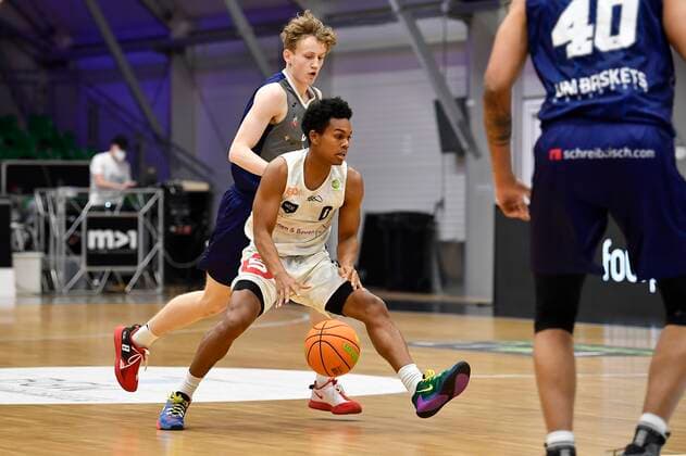 24.02.2021 - Basketball - Saison 2020 2021 - 2. Bundesliga Pro-A - 10. Spieltag: Nürnberg Falcons Basketball Club NBC - Uni Baskets Paderborn - - Tra Holder (0, Nürnberg Falcons BC NBC ) vor Peter Hemschemeier (8, Uni Baskets Paderborn )