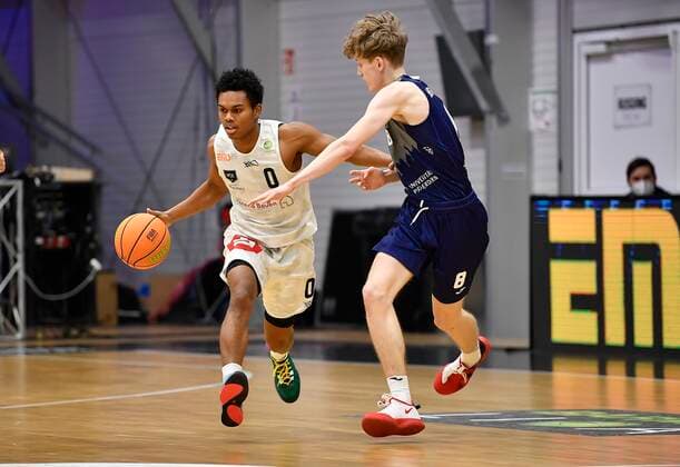 24.02.2021 - Basketball - Saison 2020 2021 - 2. Bundesliga Pro-A - 10. Spieltag: Nürnberg Falcons Basketball Club NBC - Uni Baskets Paderborn - - Tra Holder (0, Nürnberg Falcons BC NBC ) Peter Hemschemeier (8, Uni Baskets Paderborn )