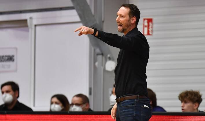 24.02.2021 - Basketball - Saison 2020 2021 - 2. Bundesliga Pro-A - 10. Spieltag: Nürnberg Falcons Basketball Club NBC - Uni Baskets Paderborn - - Steven Esterkamp (Trainer Head Coach Uni Baskets Paderborn ) zeigt deutet