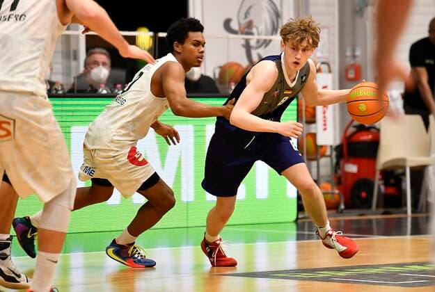 24.02.2021 - Basketball - Saison 2020 2021 - 2. Bundesliga Pro-A - 10. Spieltag: Nürnberg Falcons Basketball Club NBC - Uni Baskets Paderborn - - Tra Holder (0, Nürnberg Falcons BC NBC ) Peter Hemschemeier (8, Uni Baskets Paderborn )