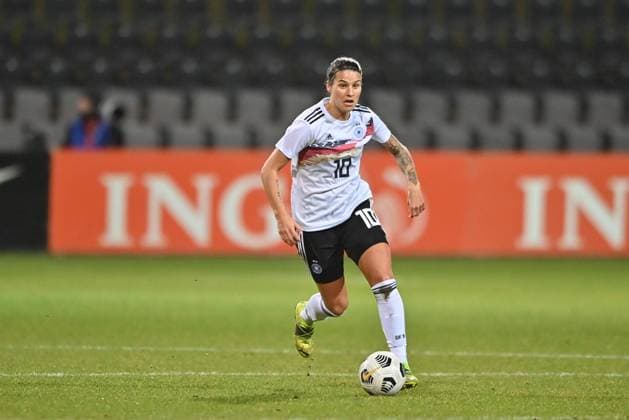 Dzsenifer Marozsan (DFB-Frauen,10) mit Ball im Mittelfeld, 2 24 2021, Venlo (Niederlande), Fussball, Three Nations One Goal, Niederlande - Deutschland, DFB DFL REGULATIONS PROHIBIT ANY USE OF PHOTOGRAPHS AS IMAGE SEQUENCES AND OR QUASI-VIDEO.