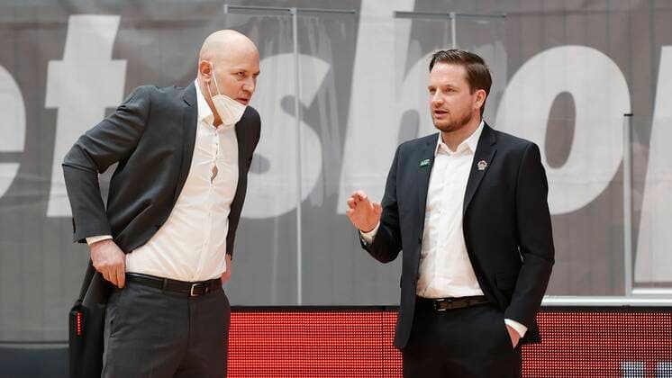 24.02.2021, Basketball, BBL 2020 2021, 17. Spieltag, s.Oliver Wuerzburg - JobStairs GIESSEN 46ers, GER, s.Oliver Arena in Wuerzburg Bild: v. li. Headcoach Denis Wucherer (s.Oliver Wuerzburg) und Headcoach Rolf Scholz (JobStairs GIESSEN 46ers), Copyright: HMBxMedia xHeikoxBecker