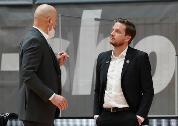 24.02.2021, Basketball, BBL 2020 2021, 17. Spieltag, s.Oliver Wuerzburg - JobStairs GIESSEN 46ers, GER, s.Oliver Arena in Wuerzburg Bild: v. li. Headcoach Denis Wucherer (s.Oliver Wuerzburg) und Headcoach Rolf Scholz (JobStairs GIESSEN 46ers), Copyright: HMBxMedia xHeikoxBecker