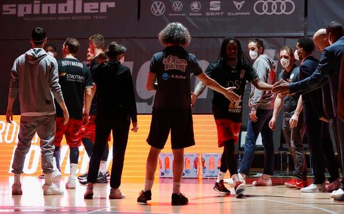 24.02.2021, Basketball, BBL 2020 2021, 17. Spieltag, s.Oliver Wuerzburg - JobStairs GIESSEN 46ers, GER, s.Oliver Arena in Wuerzburg Bild: Einlauf von Robert Lowery (s.Oliver Wuerzburg), Copyright: HMBxMedia xHeikoxBecker
