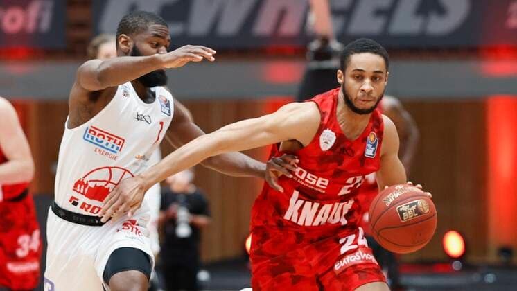 24.02.2021, Basketball, BBL 2020 2021, 17. Spieltag, s.Oliver Wuerzburg - JobStairs GIESSEN 46ers, GER, s.Oliver Arena in Wuerzburg Bild: v. li. Jonathan Stark (JobStairs GIESSEN 46ers) und Cameron Hunt (s.Oliver Wuerzburg), Copyright: HMBxMedia xHeikoxBecker