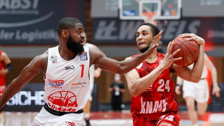 24.02.2021, Basketball, BBL 2020 2021, 17. Spieltag, s.Oliver Wuerzburg - JobStairs GIESSEN 46ers, GER, s.Oliver Arena in Wuerzburg Bild: v. li. Jonathan Stark (JobStairs GIESSEN 46ers) und Cameron Hunt (s.Oliver Wuerzburg), Copyright: HMBxMedia xHeikoxBecker