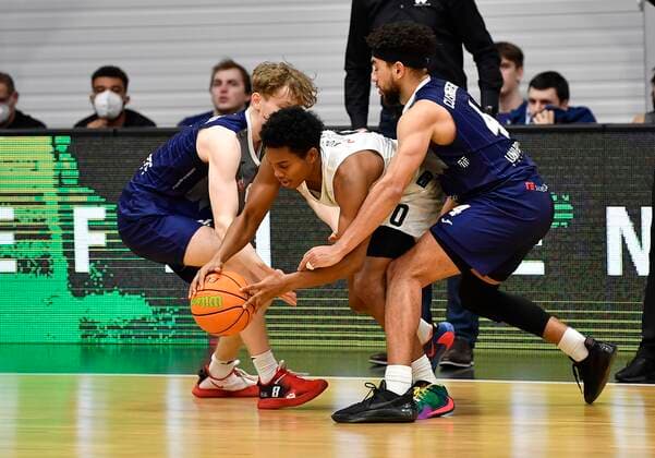 24.02.2021 - Basketball - Saison 2020 2021 - 2. Bundesliga Pro-A - 10. Spieltag: Nürnberg Falcons Basketball Club NBC - Uni Baskets Paderborn - - Tra Holder (0, Nürnberg Falcons BC NBC ) gegen Peter Hemschemeier (8, Uni Baskets Paderborn , links ) Drew Hershel Cushingberry (4, Uni Baskets Paderborn , rechts )
